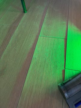Sprawdzenie poziomu posadzki przy stolarce