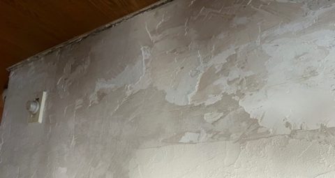 Uszkodzone wykończenie ściany po zawilgoceniu
