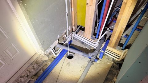 Odsłonięte instalacje w trakcie prac odtworzeniowych