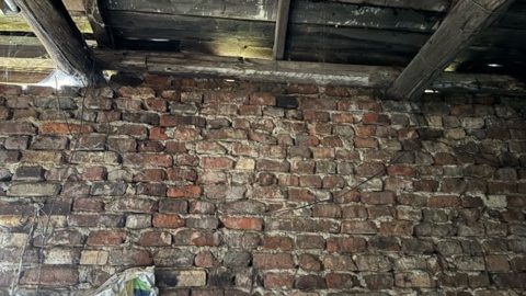 Stan muru i oparcia drewnianych elementów