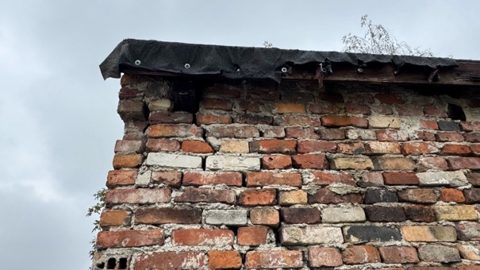 Degradacja górnej strefy ściany murowanej