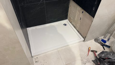 Brodzik i jego połączenie ze ścianami wnęki