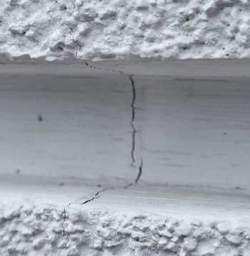 Pęknięcie w detalu elewacji