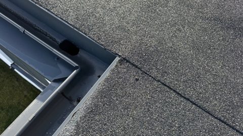 Połączenie pokrycia dachowego z obróbką