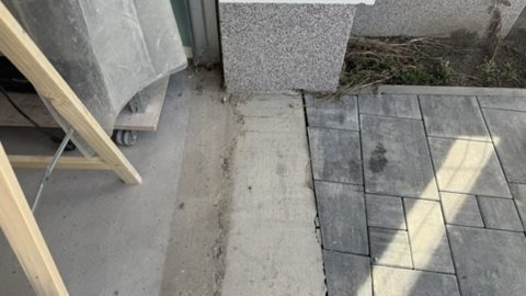 Detal progu i nawierzchni przy wejściu