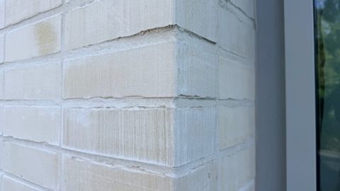 Naloty i ślady spływu na okładzinie