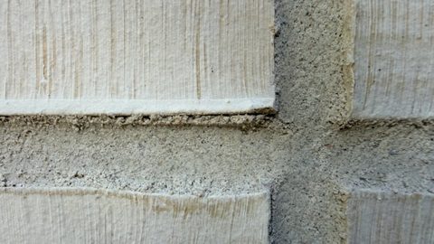 Zbliżenie spoiny i krawędzi płytki