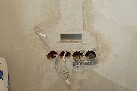 Przygotowanie ściany przy osprzęcie elektrycznym
