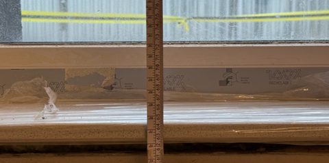 Sprawdzenie poziomu przy oknie od strony wnętrza