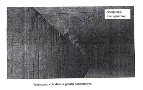 Ślady zawilgocenia w strefie schodów
