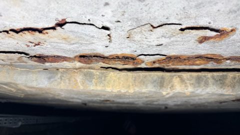 Odspojenie otuliny i odsłonięte zbrojenie