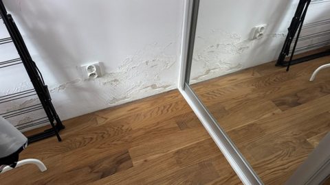 Uszkodzenie wykończenia przy podstawie ściany