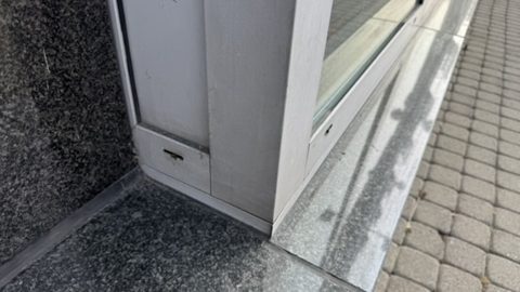 Połączenie profilu z okładziną kamienną