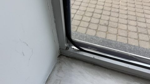 Połączenie okna z parapetem od strony wnętrza