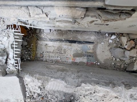 Odsłonięty element połączenia balkonu ze stropem