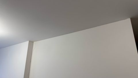 Zarysowanie w strefie połączenia ściany ze stropem