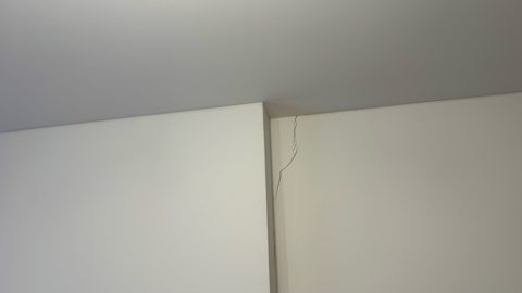 Przebieg rysy przy styku różnych elementów