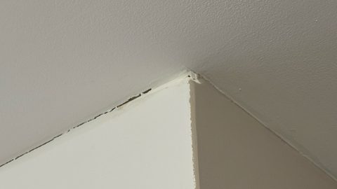 Zbliżenie uszkodzenia wyprawy w narożniku