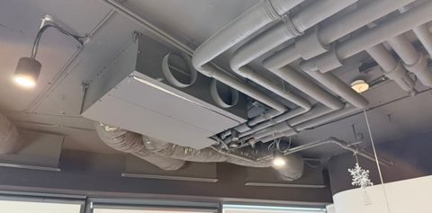Urządzenie i przewody instalacji pod stropem