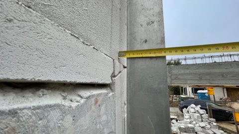 Pomiar połączenia muru z elementem żelbetowym