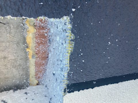 Przekrój warstw w strefie zmiany wykończenia