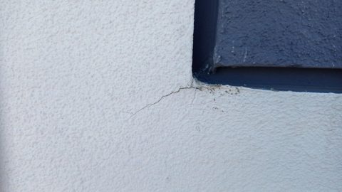 Rysa przy narożniku wykończenia