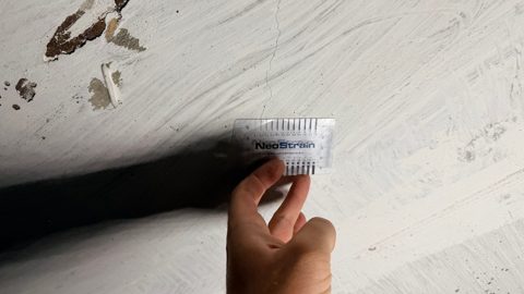 Pomiar rozwartości zarysowania