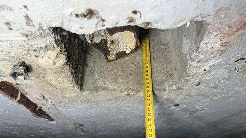 Sprawdzenie głębokości odsłoniętego fragmentu stropu