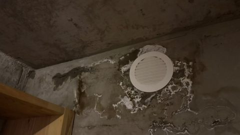 Zawilgocenie ściany w rejonie kratki