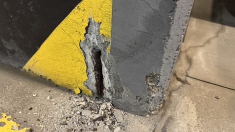 Odsłonięte zbrojenie w narożniku słupa