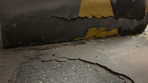 Zarysowanie i odspojenie przy podstawie elementu