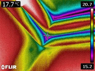 Rozkład temperatury przy narożniku okna dachowego