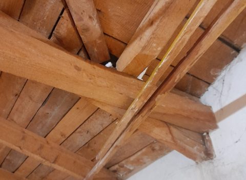 Drewniana konstrukcja widoczna od poddasza