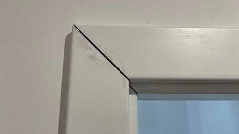 Szczelina w połączeniu elementów ościeżnicy