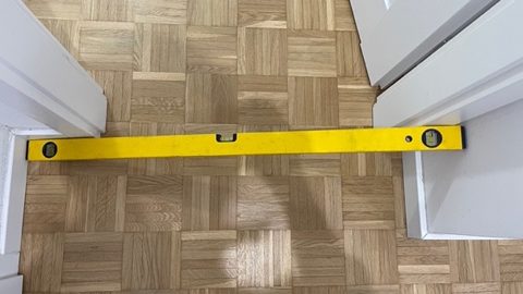 Kontrola równości posadzki