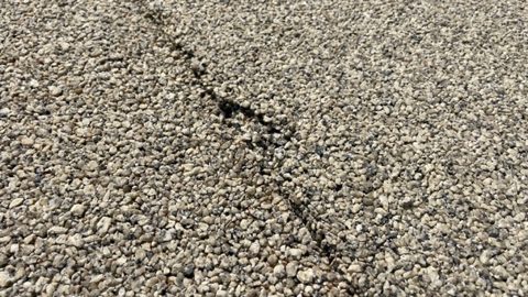 Pęknięcie nawierzchni mineralno-żywicznej