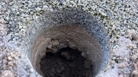 Warstwy podbudowy widoczne w otworze