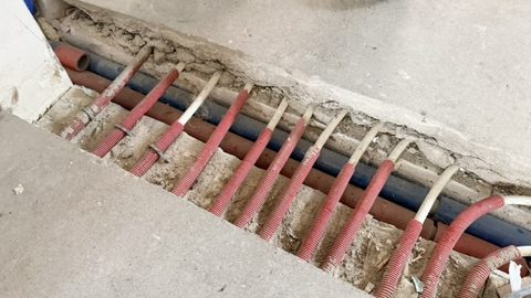 Odkrywka warstw podłogi przy przewodach instalacji