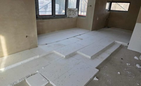 Izolacja podłogi w trakcie układania