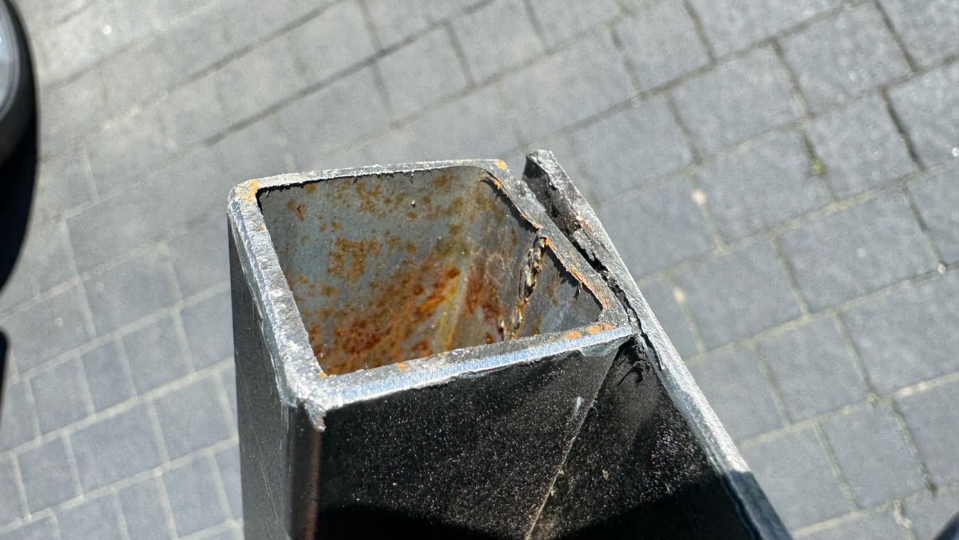 Wnętrze profilu stalowego z widocznymi śladami korozji.