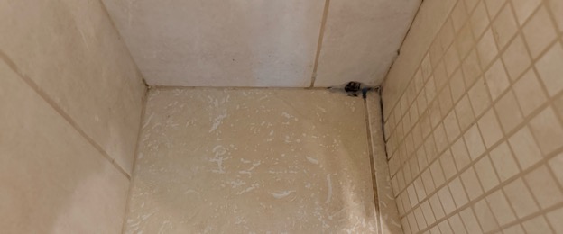 Stan okładziny ceramicznej w badanej łazience.