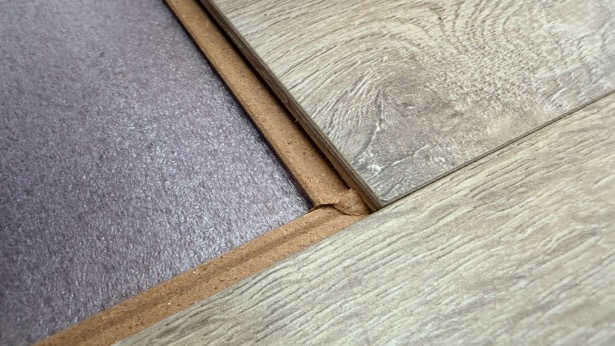 Odsłonięty fragment podkładu pod panelami.