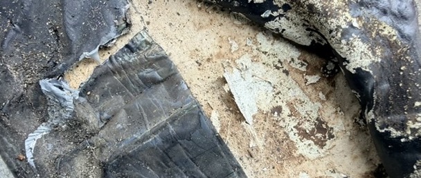 Odsłonięty fragment układu hydroizolacji tarasu.