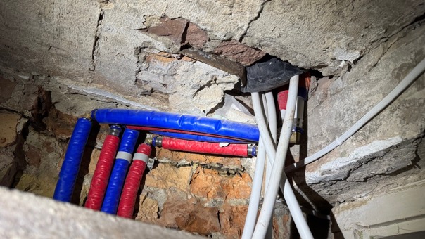 Stan odsłoniętych instalacji i bruzd w ścianie.