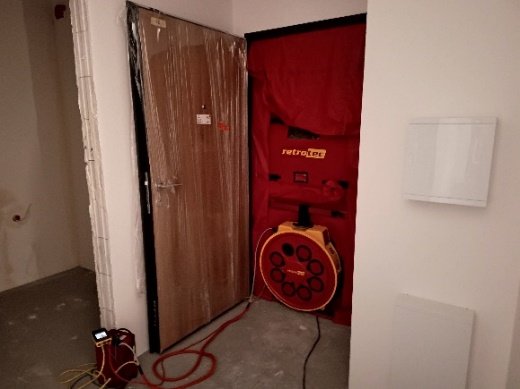 Zestaw Blower Door w otworze drzwiowym
