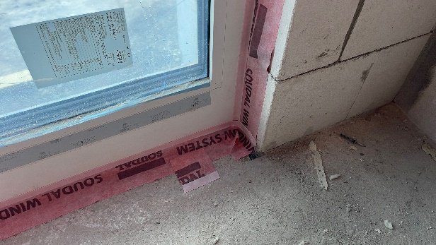 Dolny fragment złącza z wewnętrzną taśmą uszczelniającą.