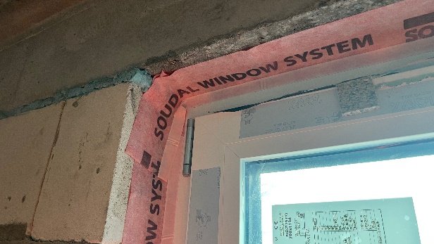 Górny fragment złącza z wewnętrzną taśmą uszczelniającą.