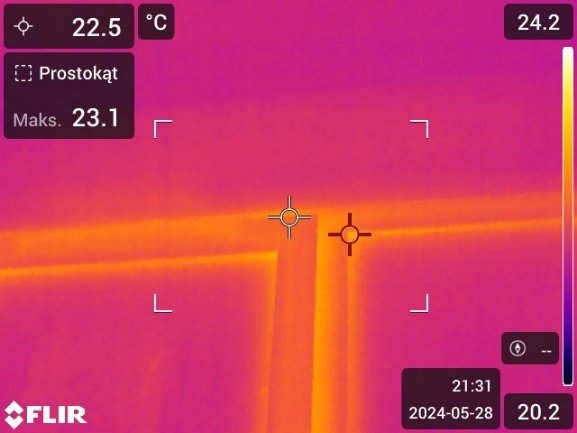 Termogram górnej strefy stolarki; warunki nie pozwoliły na miarodajną ocenę infiltracji.