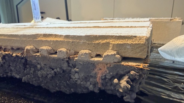 Fragment jasnej okładziny klinkierowej przygotowany do badania