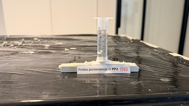 Próbka porównawcza PP2 z komorą pomiarową, wykorzystana do porównania poboru wody.